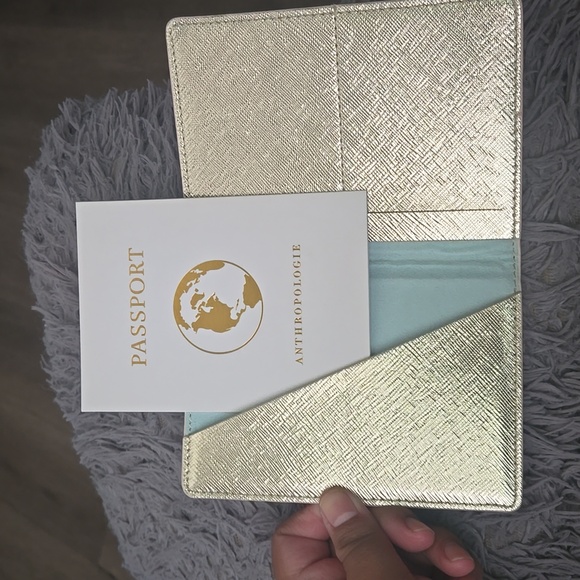 ANTHROPOLOGIE PASSPORT HOLDER - Picture 3 of 4